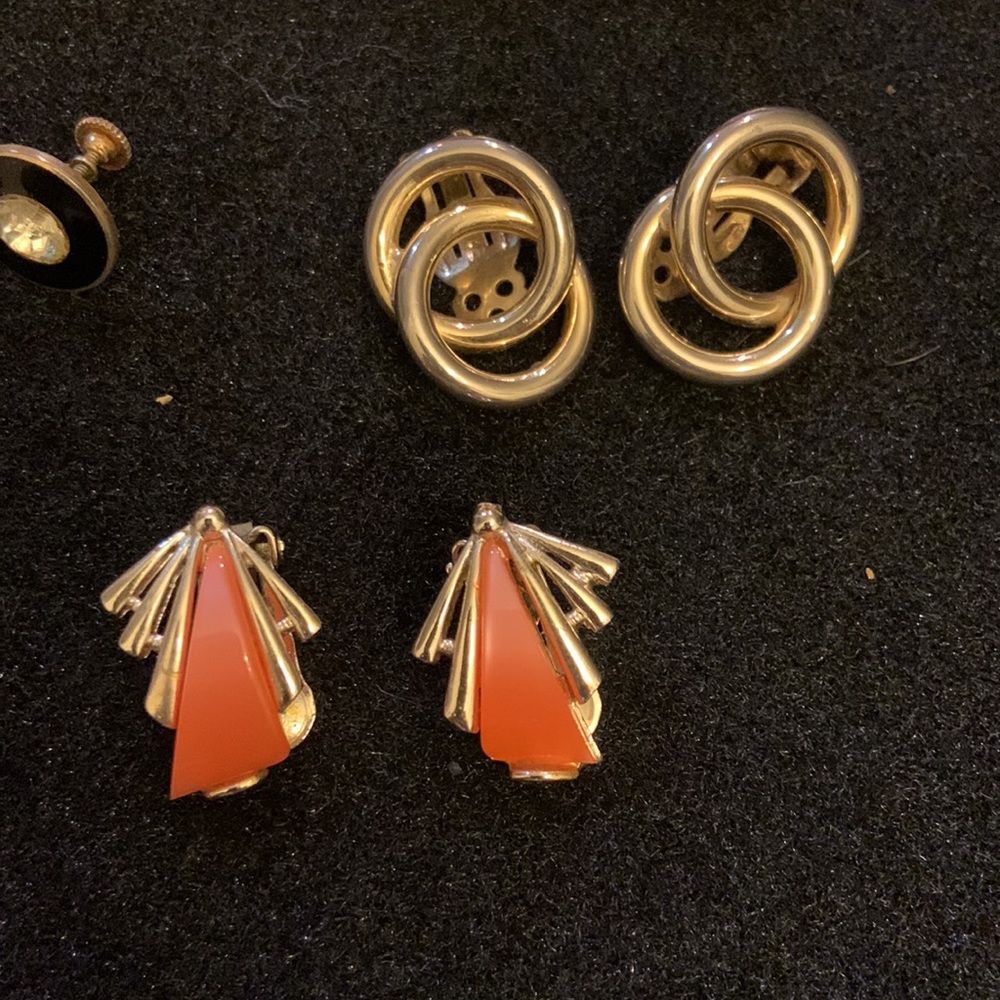 Vintage fun clip on or screw on earrings.‎ 9 pairs metal, enamel, plastic, beads - Picture 3 of 7